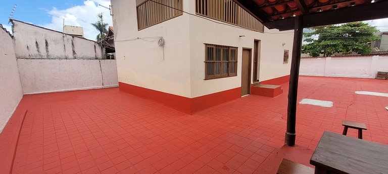 Sobrado espaçoso no Itaguá bem localizado