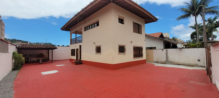 Sobrado espaçoso no Itaguá bem localizado